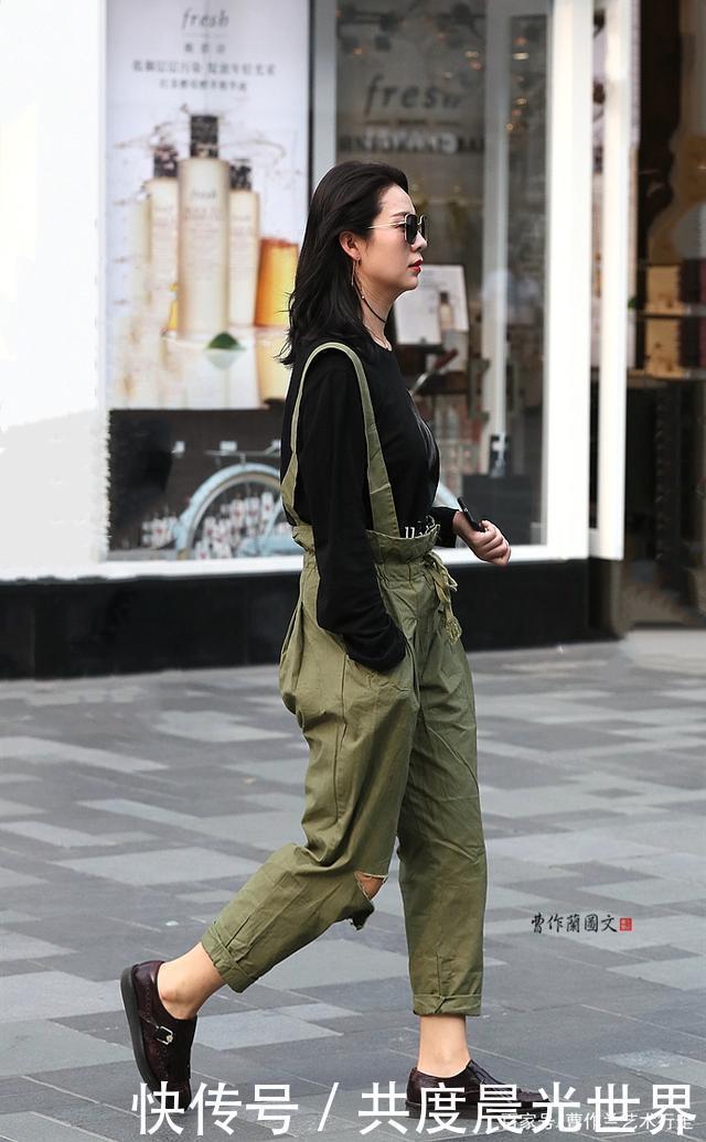 穿九分裤,露出脚腕脚踝,美女用最简单的办法也能很时尚