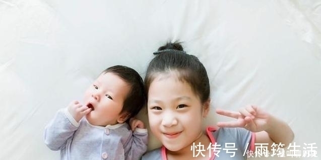 弟弟|谁还不是个宝宝了?趁宝妈不注意,哥哥偷偷“试用”弟弟襁褓