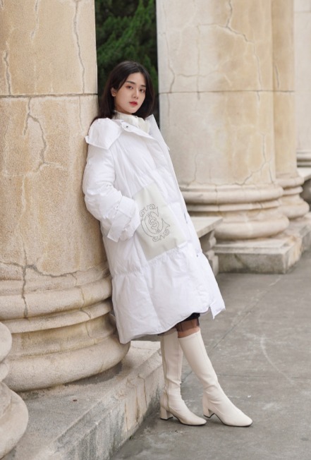 小姐姐 秋冬要给穿搭做减法，建议用“羽绒服+半身裙”，温柔显瘦更好看