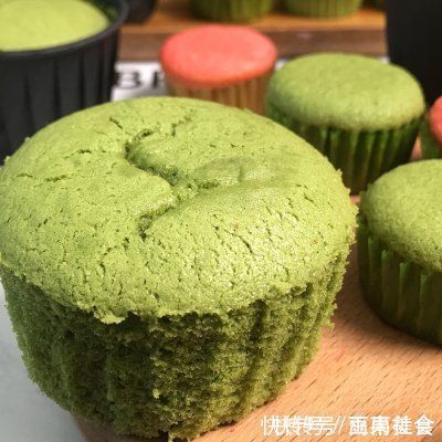 全蛋法双色海绵小蛋糕,小小的一个,可爱好吃,小朋友尤其喜欢