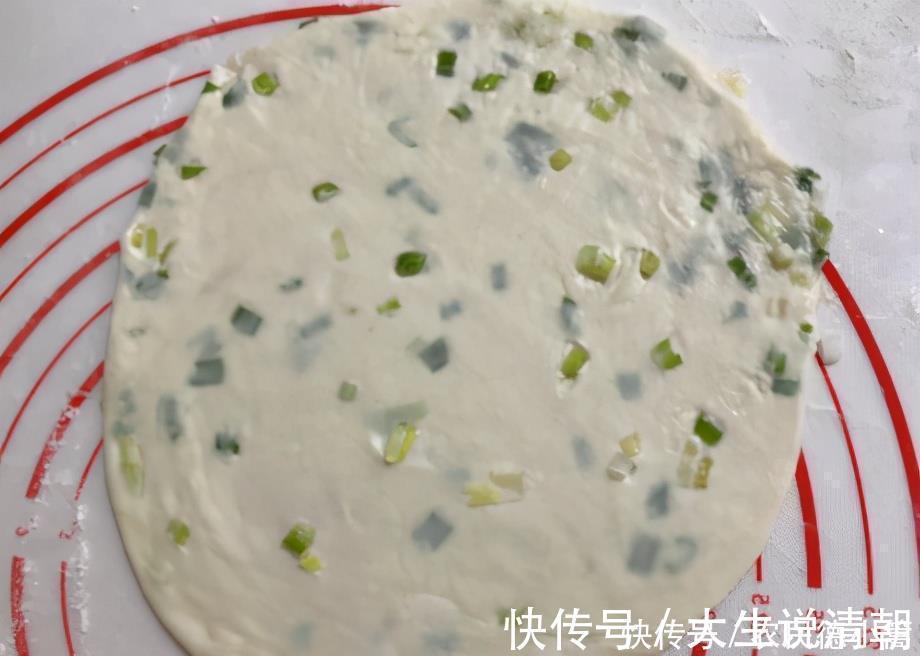 油酥|葱花烙饼怎样做才好吃?有人开水烫面有人用发面,教你正确做法