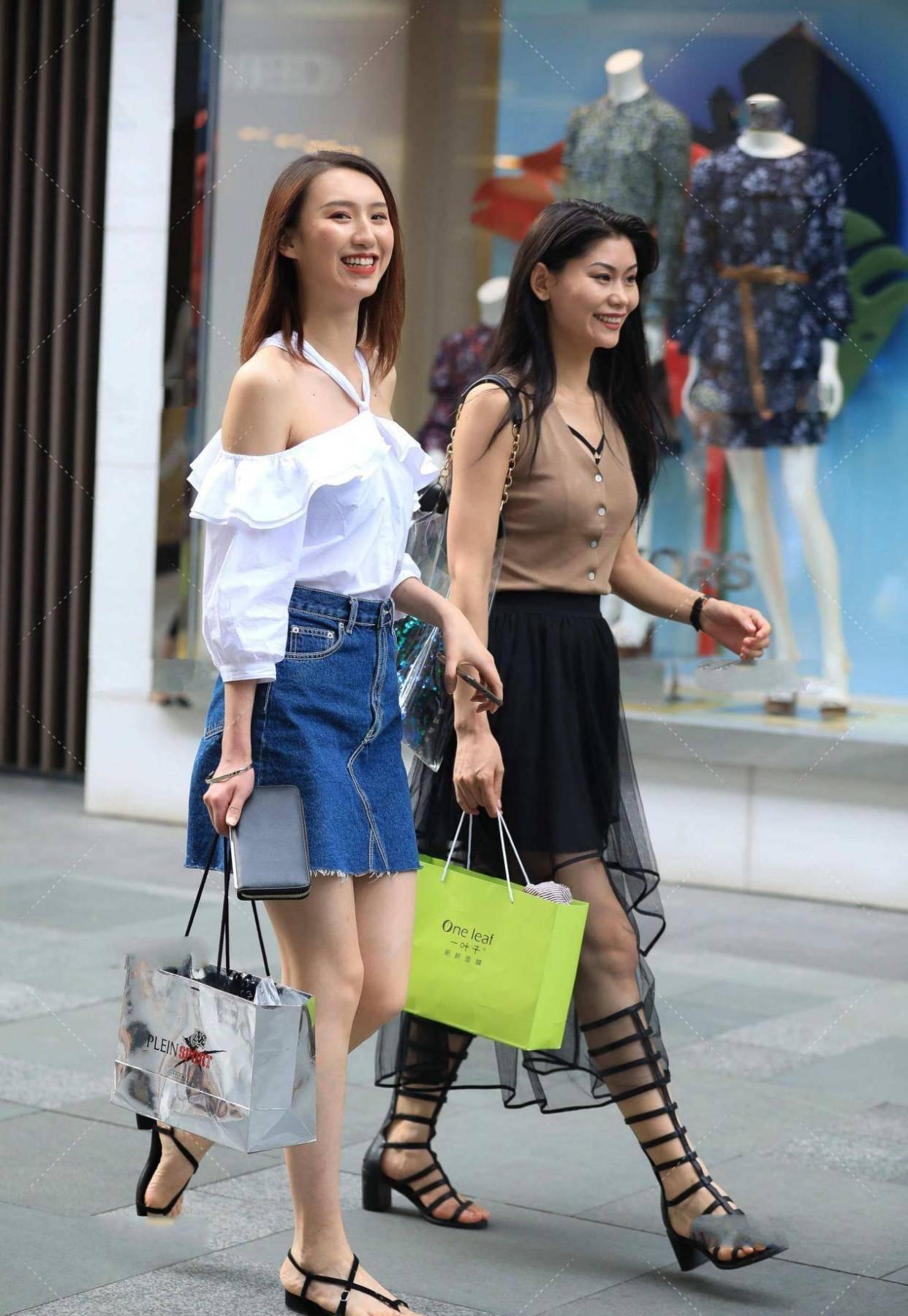 一字|街拍美女:一字肩搭配短款A字裙,既显腰身,又显自信的青春感