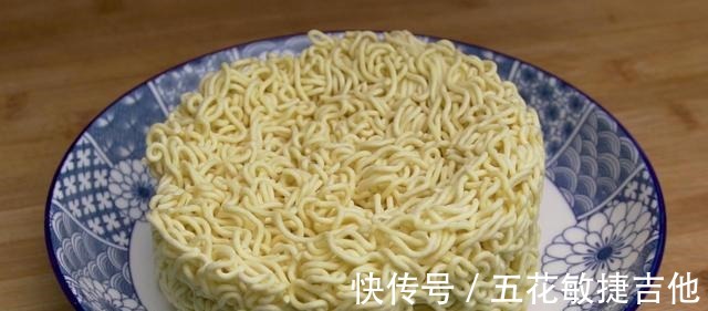 一包几块钱的方便面原来还可以这样吃,出锅比煮着吃有嚼劲多了!