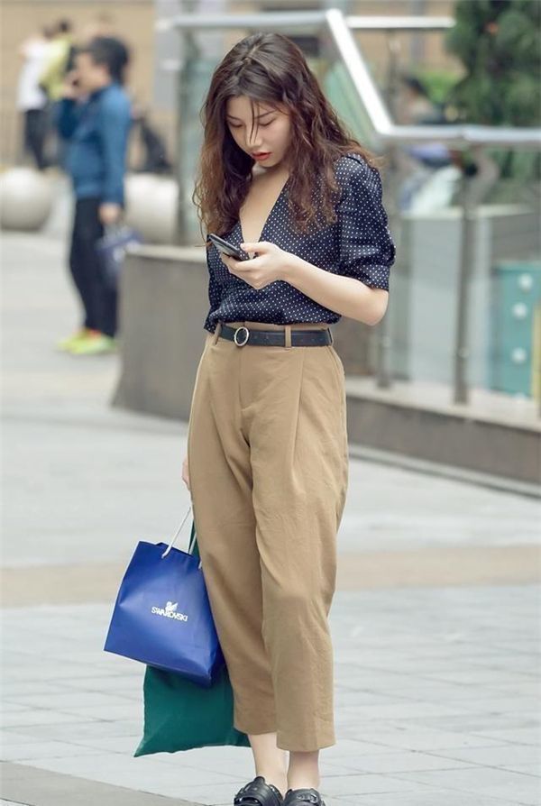 街拍清新靓丽的小姐姐,散发出娇俏女人味,甜