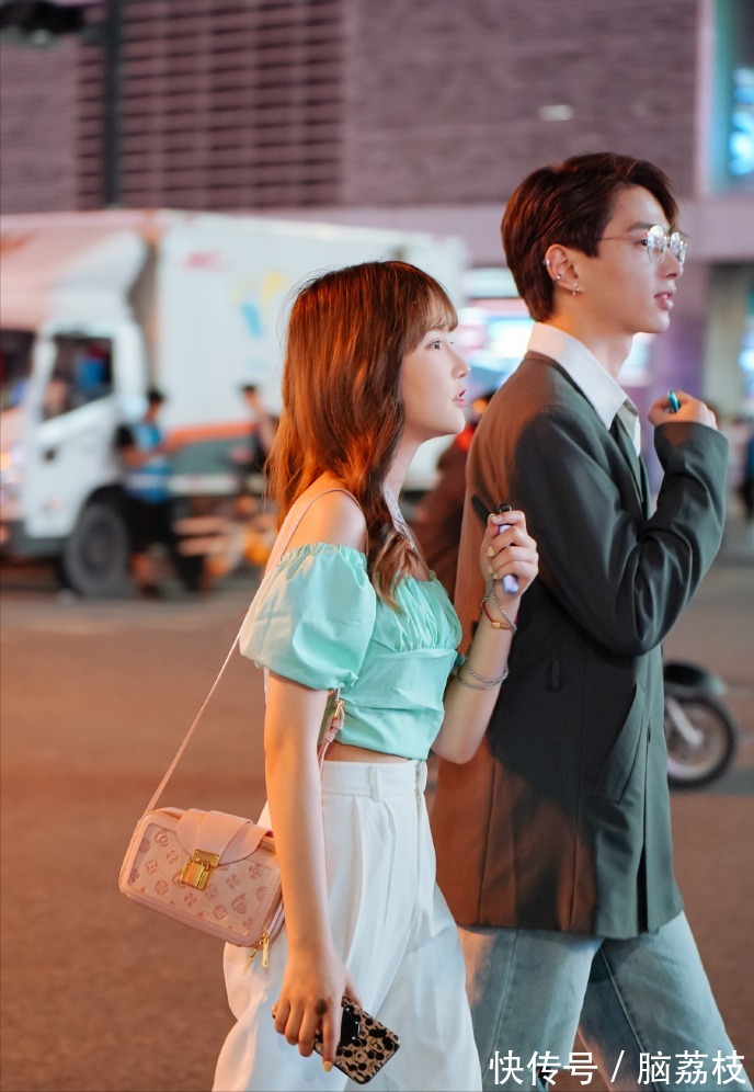 夏天|皮肤黑黄的女人,建议穿这4种“显白色”服饰,减龄又显气色