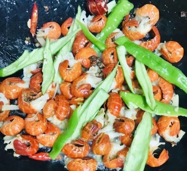 麻辣小龙虾紧实饱满,麻辣鲜香,超过瘾