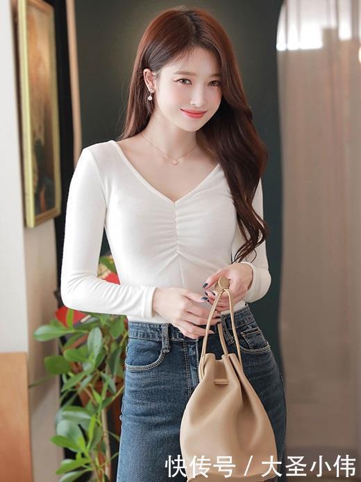 美女街拍美女白色的打底衫搭牛仔裤,摩登前卫,气质十足