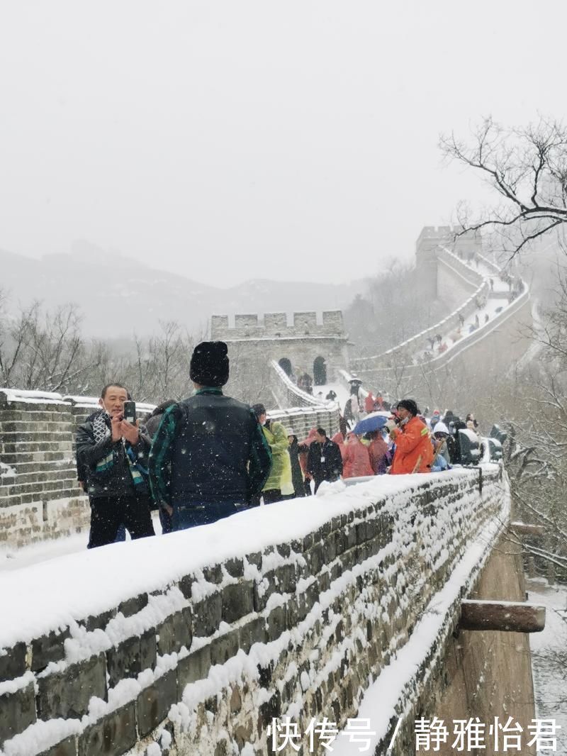 老年|八达岭长城白雪皑皑 游客大呼“来值了”！