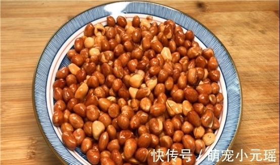 原来炒花生米不能先放油,多加一步,花生米又香又脆,还不返潮