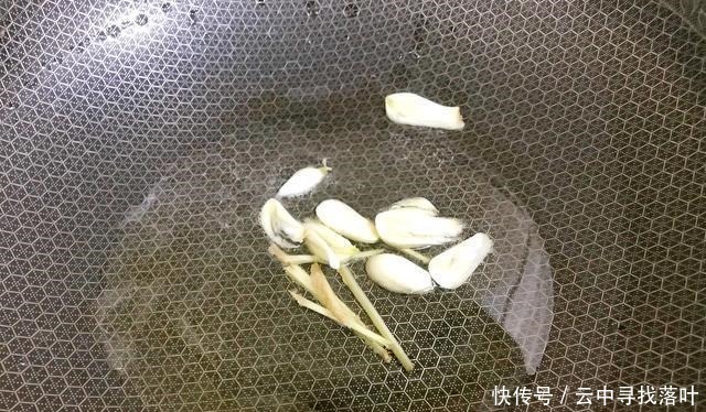  炸茄子的做法简单！味道很好闻，让人有吃不完的感觉