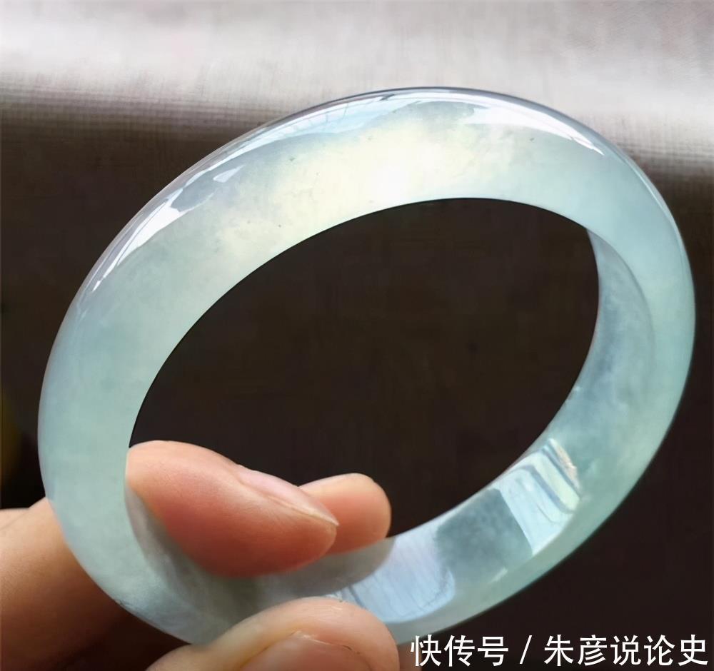 右手|女性佩戴玉镯应该是佩戴在左手，还是右手？