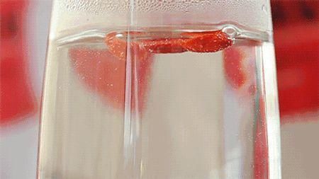 枸杞子|枸杞的绝配不是菊花而是它！补血安神、养肝明目，越喝越年轻！