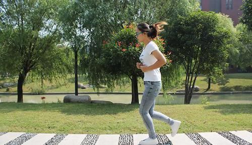 睡眠质量|跑步好处太多了,到底是夜跑好,还是晨跑好?医生一文解释清楚