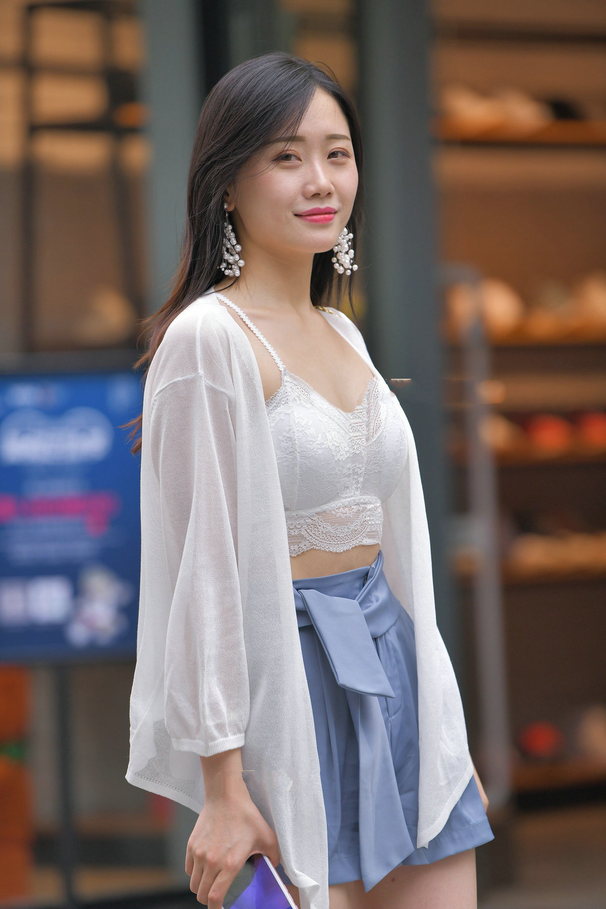 尽显|小姐姐穿了一件白色的蕾丝内搭,非常梦幻,而且尽显少女心