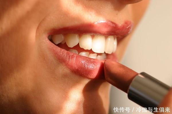 涂口红时，4个事情不要做，不然真的很难看，再贵的口红也没用