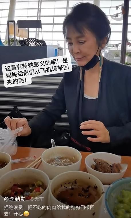 |李勤勤现身干女儿婚礼，婚礼结束打包剩菜被人笑话，直言不丢人