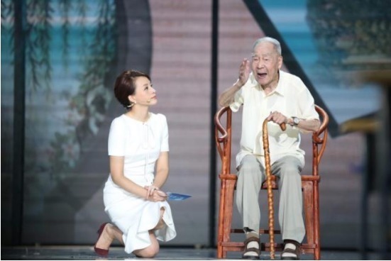 何炅问撒贝宁：为何董卿是一姐？而你是小撒，撒贝宁高情商回答