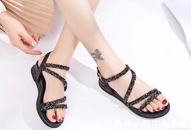 冰雪世界 一字带的凉鞋,露出脚趾,尽显高级品味