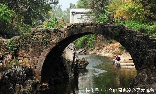 位于中国长寿之乡的古镇，八大姓氏九个宗祠，居民大多是名将后代