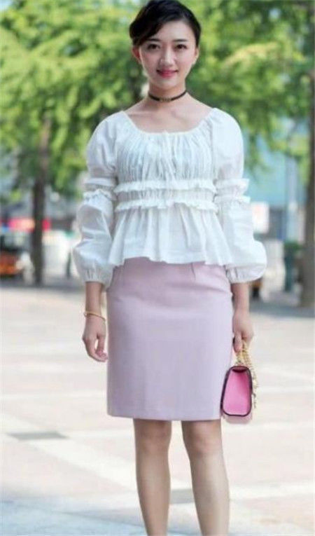 街拍:温文尔雅的女人,修身的穿搭,展现曼妙身姿