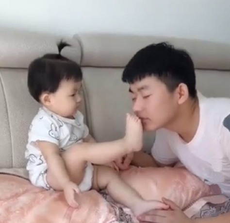 哥哥|宝宝抬脚让哥哥闻闻,哥哥假装被熏晕,宝宝随后的反应萌翻,可爱