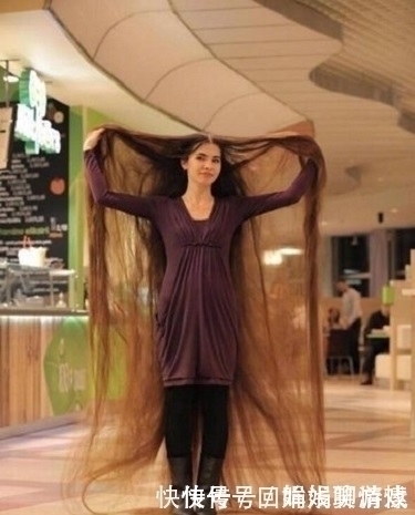 女子|女子二十多年没剪头发,洗个头都需要一天时间才能干!