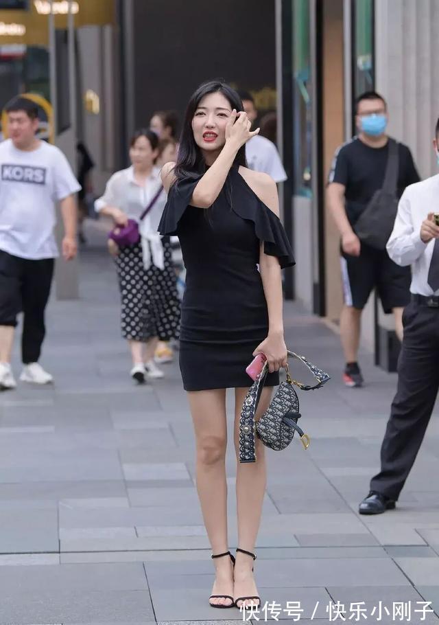 装扮 美妙精致的连衣裙装扮彰显女性柔美气质,展现英姿飒爽,还能显瘦