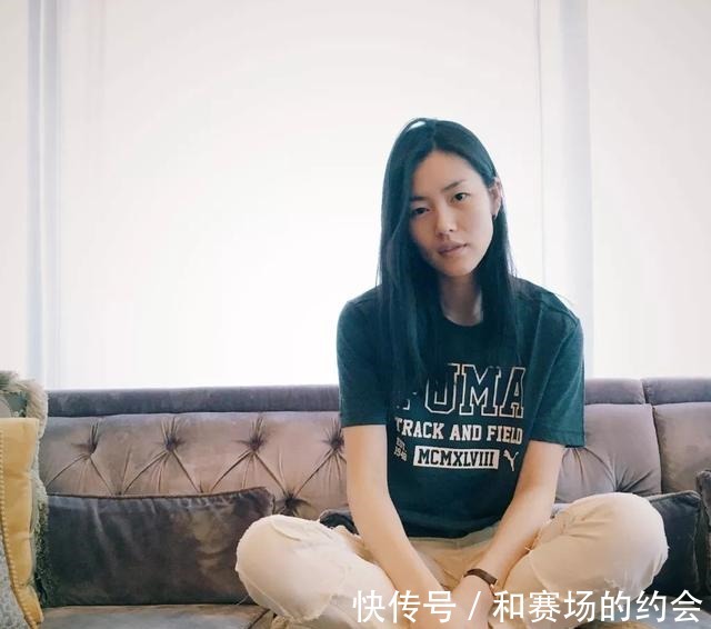 tips 33岁刘雯终于奢侈一回，穿4000T恤去罗马旅游，这打扮真是超模！