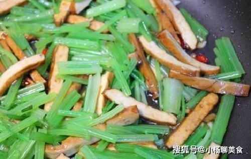 芹菜炒香干,直接炒是大错特错,多加这1步,菜品好看更美味!