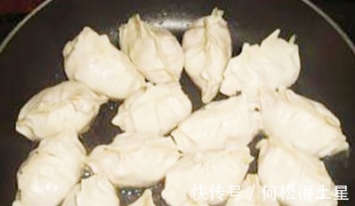 煎饺|在家怎么做水煎饺水煎包按照这比例做法，金黄鲜嫩，一次成功！
