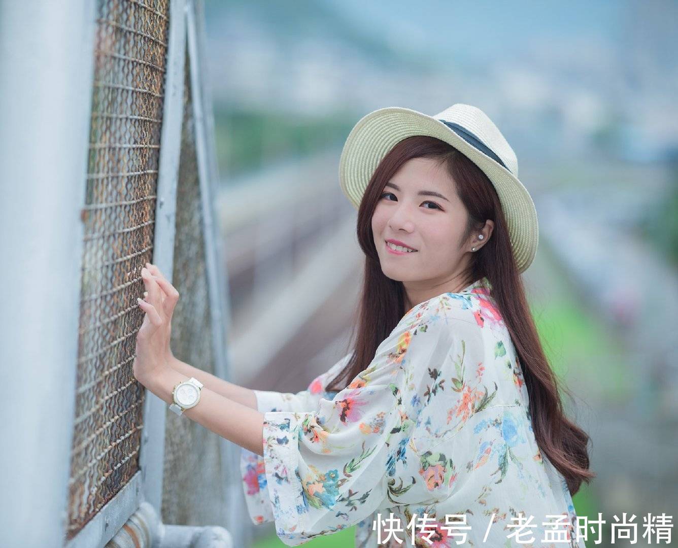 牛仔短裤 一件白色的背心搭配牛仔短裤,清凉又时尚