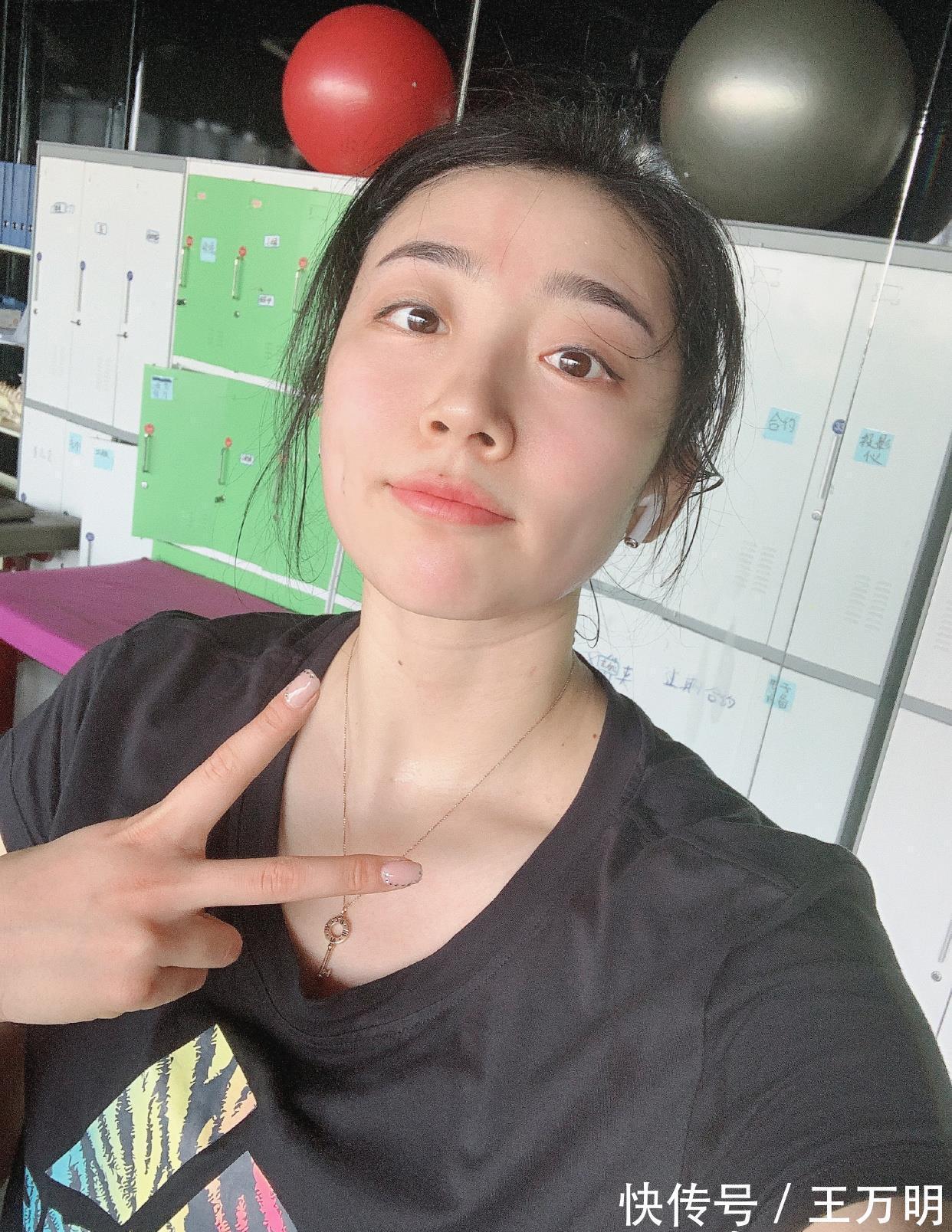 国家队|养眼!女排最美二传晚礼服惊艳亮相,国家队改朝换代她迎上位良机