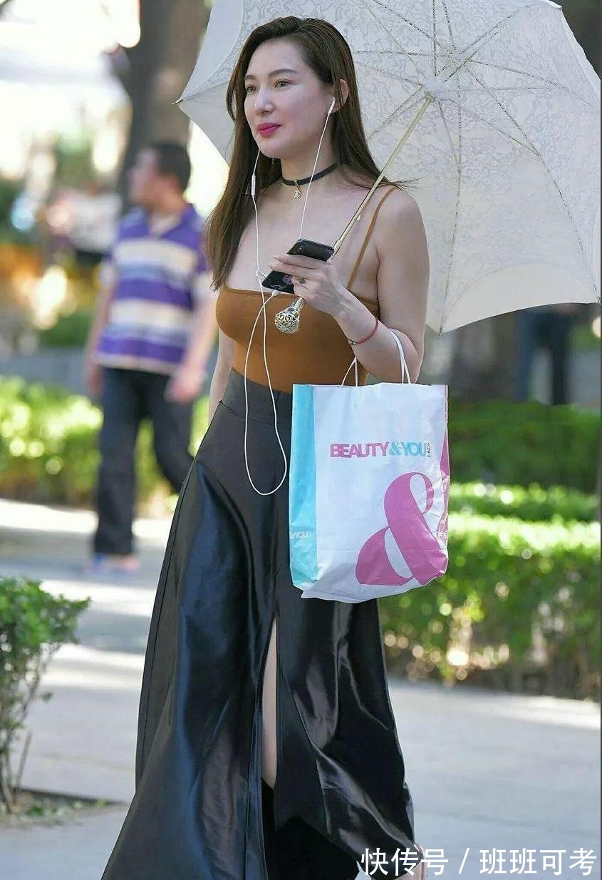 稀饭 蓬蓬公主裙搭配小白鞋,妥妥的白富美既视感,美成这样实在少见
