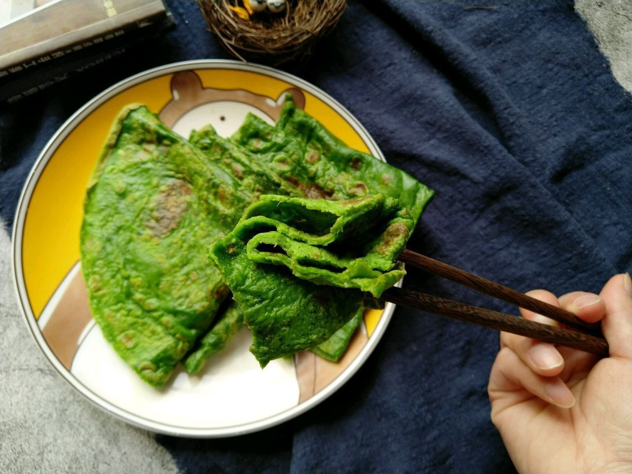 维生素菠菜和鸡蛋摊成饼,5分钟就做好,营养美味,孩子很喜欢吃