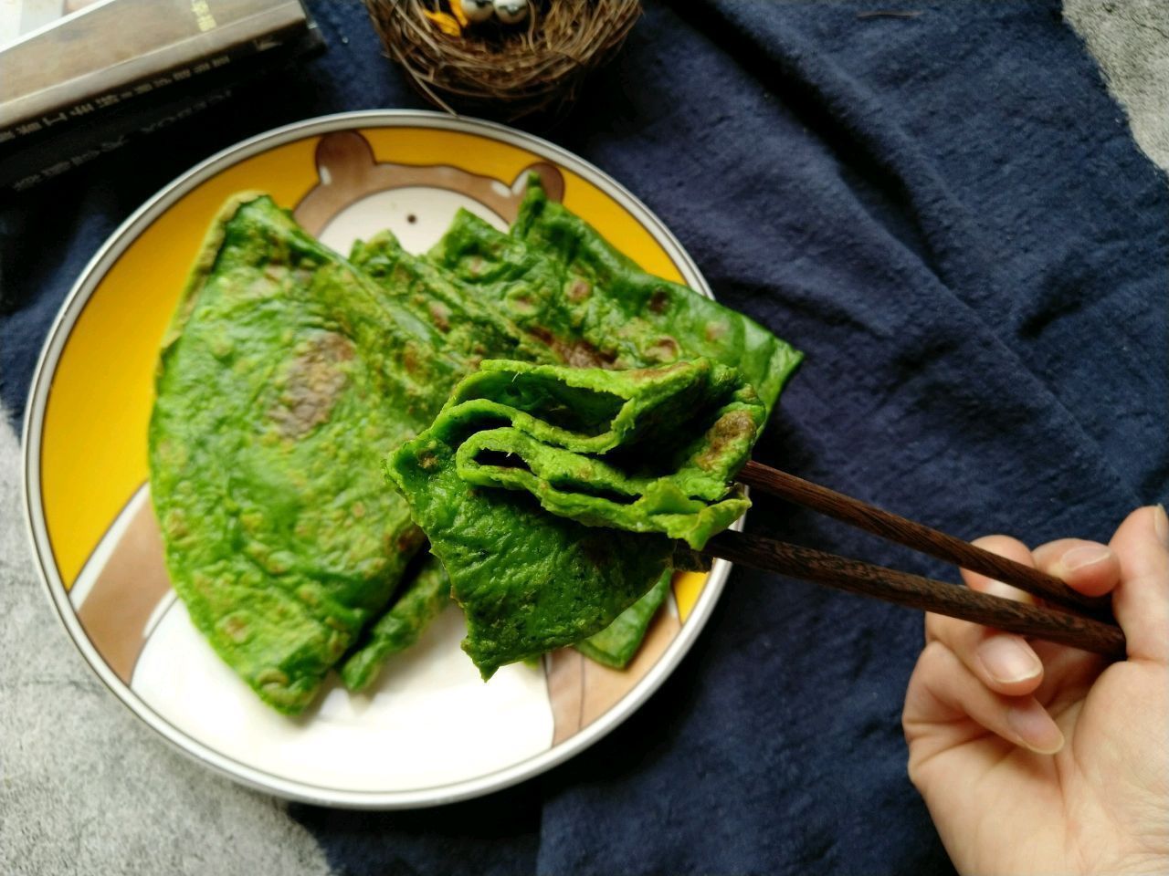 维生素菠菜和鸡蛋摊成饼，5分钟就做好，营养美味，孩子很喜欢吃