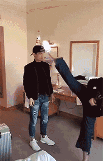 |搞笑GIF:坐地铁时对面坐着一位漂亮的外国妹子,我要搭讪吗