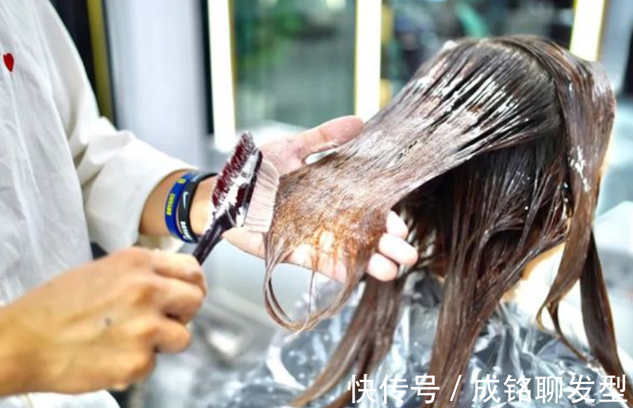 烫发 “拉直”和“烫卷”哪种对头发伤害大?区别不在烫法,技术是重点