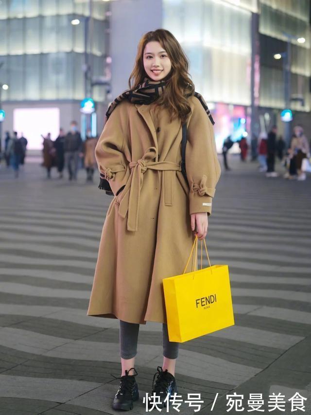 看了这么多大衣街拍,还是国内潮人最会穿,优雅耐看又时尚减龄