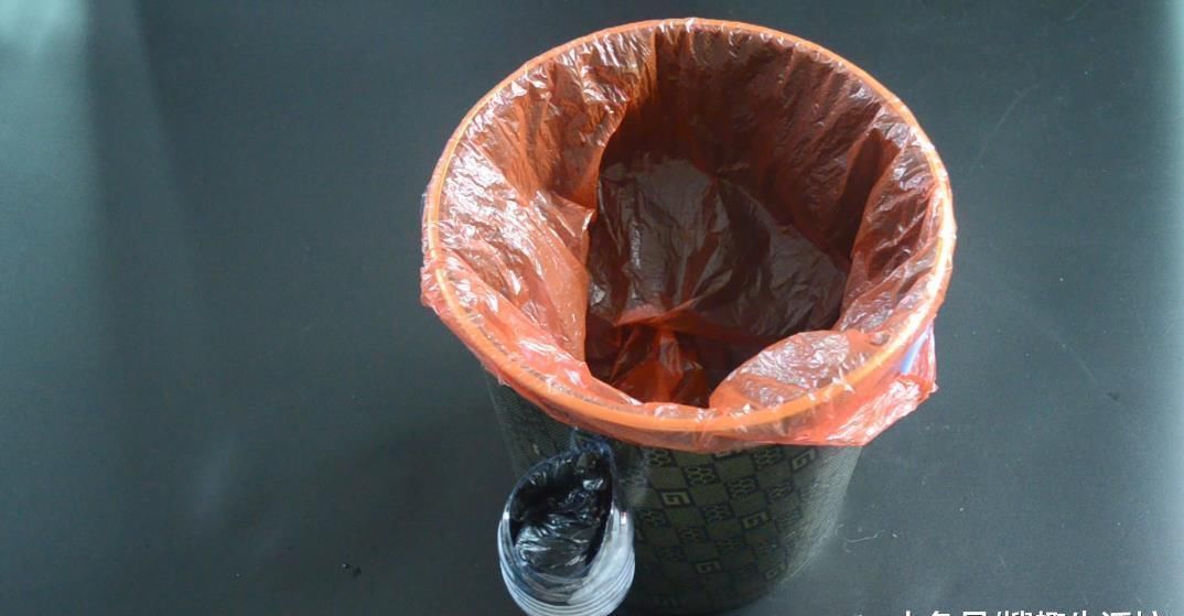 妙用|垃圾桶上粘一个塑料瓶, 一年还能帮家里省不少钱, 可惜知道的人不多