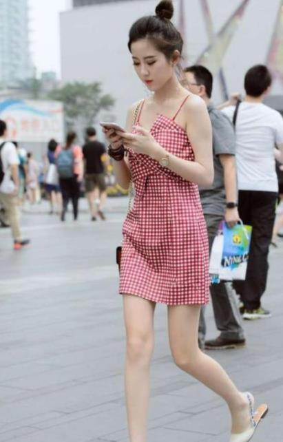 街拍小美女身穿露肩上衣，完美展现下半身失踪，潮流时尚搭配令人心动