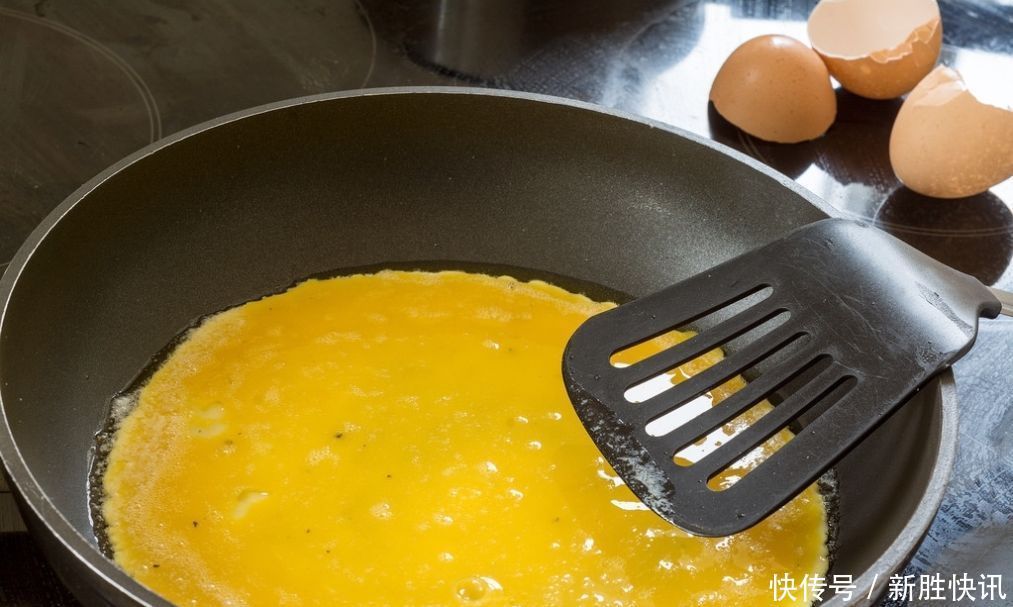技巧|炒鸡蛋时,掌握这个做法技巧,鸡蛋滑嫩又鲜香,没有一点腥味