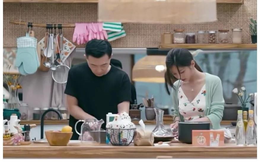 《我們戀愛(ài)吧》四位女嘉賓同框，陳霜慧成熟性感，何丹妮令人驚艷