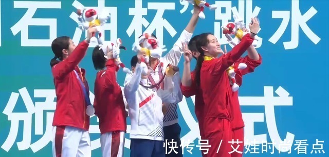 跳水|全红婵携同恩师共上领奖台!师徒二人神同步,踮起脚尖自拍显可爱