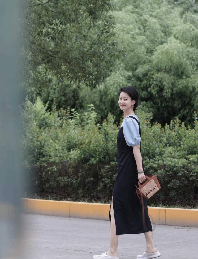 背带裙|牛仔背带裙小个子穿起来超时髦了!内搭白色短袖T恤,好看又减龄