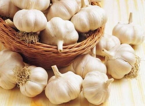 代谢|肝不好,与吃大蒜有关?若想肝脏健康,医生建议:还是少碰这2物