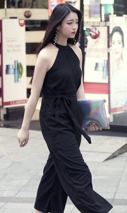 街拍:小姐姐皮肤白皙,身穿牛仔装,爽朗帅气