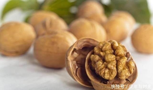 吃核桃补脑，那是早上吃好还是晚上吃好呢？很多人不清楚