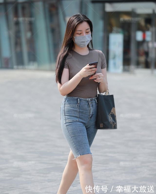 针织短袖 灰色针织短袖搭配五分紧身牛仔裤,臀大胯宽也能穿,还很有女人味