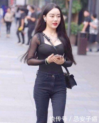 街拍美女:黑色网纱上衣搭配高腰牛仔裤,彰显与众不同的魅力