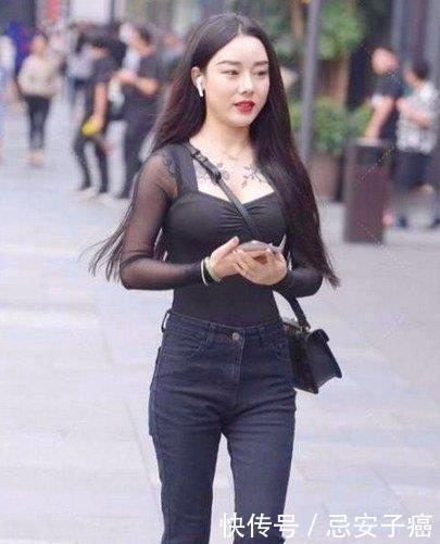 街拍美女：黑色网纱上衣搭配高腰牛仔裤，彰显与众不同的魅力